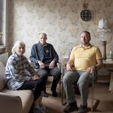 Boris Yevlakhin (47, r.) verdiente in der Ukraine seinen Lebensunterhalt als Bergarbeiter. Er lebt seit ungefähr einem Jahr in der Nähe von Frankfurt und hat seine Mutter Ljuba Yevlahina (75) und seinen Vater Anatoliy Yevlakhin (79) nachgeholt. Ljuba fühlt sich in Deutschland so wohl, dass sie den Rest ihres Lebens hier verbringen möchte. In der Schule hat sie bereits die Sprache gelernt. Boris denkt dagegen wehmütig an seine Zeit in der Ukraine: "Besonders traurig macht mich, dass ich alles verloren habe: meinen Job, meine Freunde und mein Zuhause."