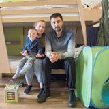 Nataliia Moskalenko (37) und Begzodbek Mirpaiziev (33) mit ihrem Sohn Akhmad Moskalenko in ihrem Zimmer in der Jugendburg Hohensolms. Beide wollen schnell Deutsch lernen, um arbeiten gehen zu können. "Ich bin eine Patriotin meines Landes" sagt Nataliia. Das Paar will nach dem Krieg unbedingt wieder zurückkehren. Aber: "Wir machen uns Sorgen, dass es dann keine Perspektive mehr gibt, keine Arbeit", sagt Begzodbek.