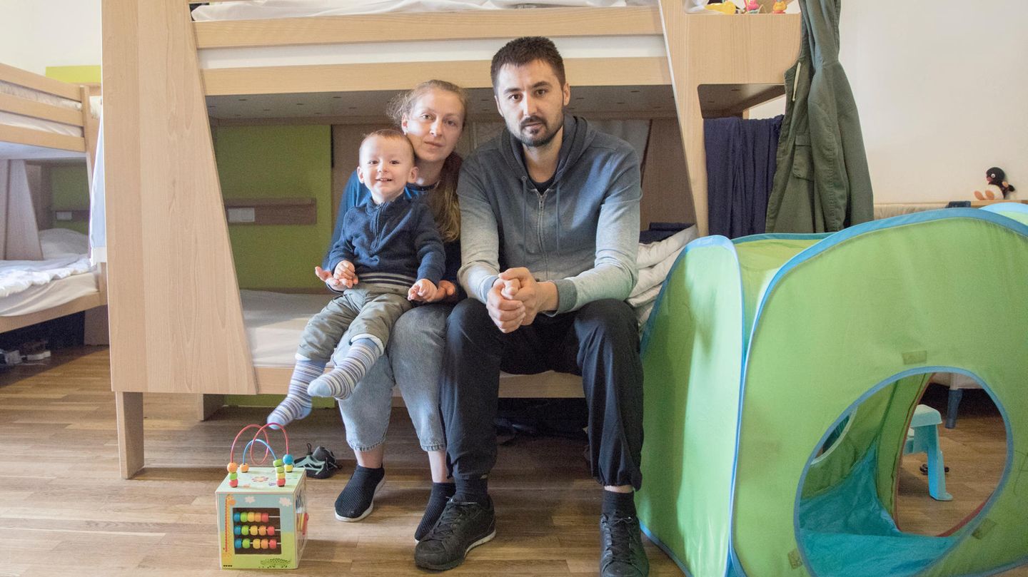 Nataliia Moskalenko (37) und Begzodbek Mirpaiziev (33) mit ihrem Sohn Akhmad Moskalenko in ihrem Zimmer in der Jugendburg Hohensolms. Beide wollen schnell Deutsch lernen, um arbeiten gehen zu können. "Ich bin eine Patriotin meines Landes" sagt Nataliia. Das Paar will nach dem Krieg unbedingt wieder zurückkehren. Aber: "Wir machen uns Sorgen, dass es dann keine Perspektive mehr gibt, keine Arbeit", sagt Begzodbek.