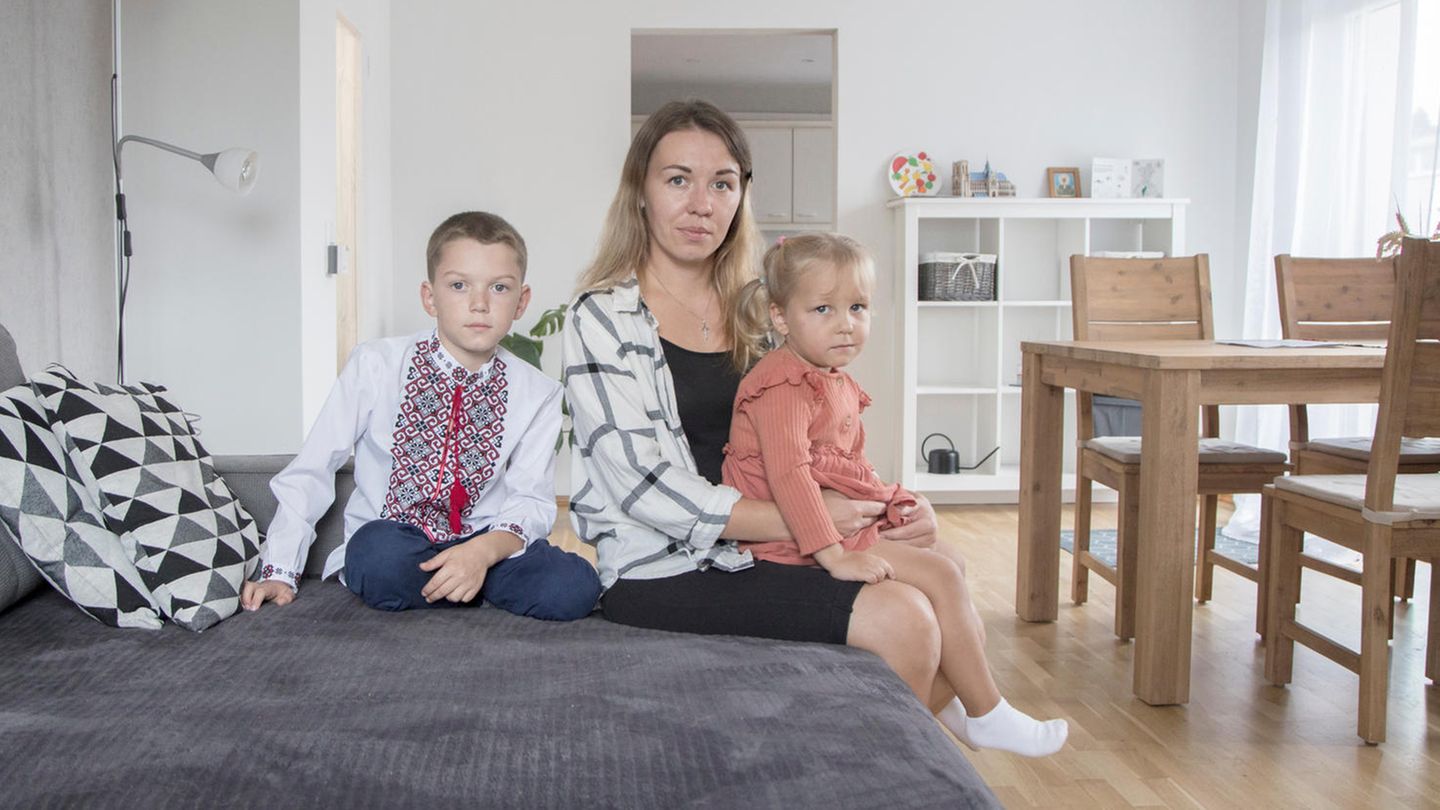 "Im Traum kehre ich immer in die Ukraine zurück" Am 18. März 2022 hörte Liubov Nezdiur (28) die ersten Bomben in ihrer Heimstadt Rivne. "Wir saßen im Keller. Als die Fenster zitterten, haben wir die Entscheidung getroffen, zu gehen", sagt die Mutter von Arsenii (9, r.) und Marta (3). Noch immer ist Luibov hin- und hergerissen zwischen der Loyalität zu ihrer Heimat und der Zukunft ihrer Kinder. In Rivne betrieb sie ein Bekleidungsgeschäft und ein Café, ihre Eltern arbeiten immer noch dort. "Am Anfang fühlte es sich an, als ob ich unser Land verrate, weil ich gehe. (...) Im Traum kehre ich immer in die Ukraine zurück."