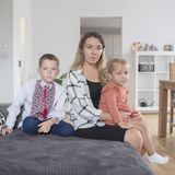 Am 18. März 2022 hörte Liubov Nezdiur (28) die ersten Bomben in ihrer Heimstadt Rivne. "Wir saßen im Keller. Als die Fenster zitterten, haben wir die Entscheidung getroffen, zu gehen", sagt die Mutter von Arsenii (9, r.) und Marta (3). Noch immer ist Luibov hin- und hergerissen zwischen der Loyalität zu ihrer Heimat und der Zukunft ihrer Kinder. In Rivne betrieb sie ein Bekleidungsgeschäft und ein Café, ihre Eltern arbeiten immer noch dort. "Am Anfang fühlte es sich an, als ob ich unser Land verrate, weil ich gehe. (...) Im Traum kehre ich immer in die Ukraine zurück."