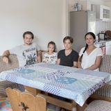 Iryna Chorna (39) mit ihren Söhnen Stanislav  (16) und Tymofii (13) und Tochter Evelina (7)in ihrer neuen Bleibe im Odenwald. Für die Mutter steht fest: "Wenn der Krieg endet, möchte ich zurück in die Ukraine gehen." Der Vater der Kinder und die Großeltern leben noch in der Stadt Sarny.