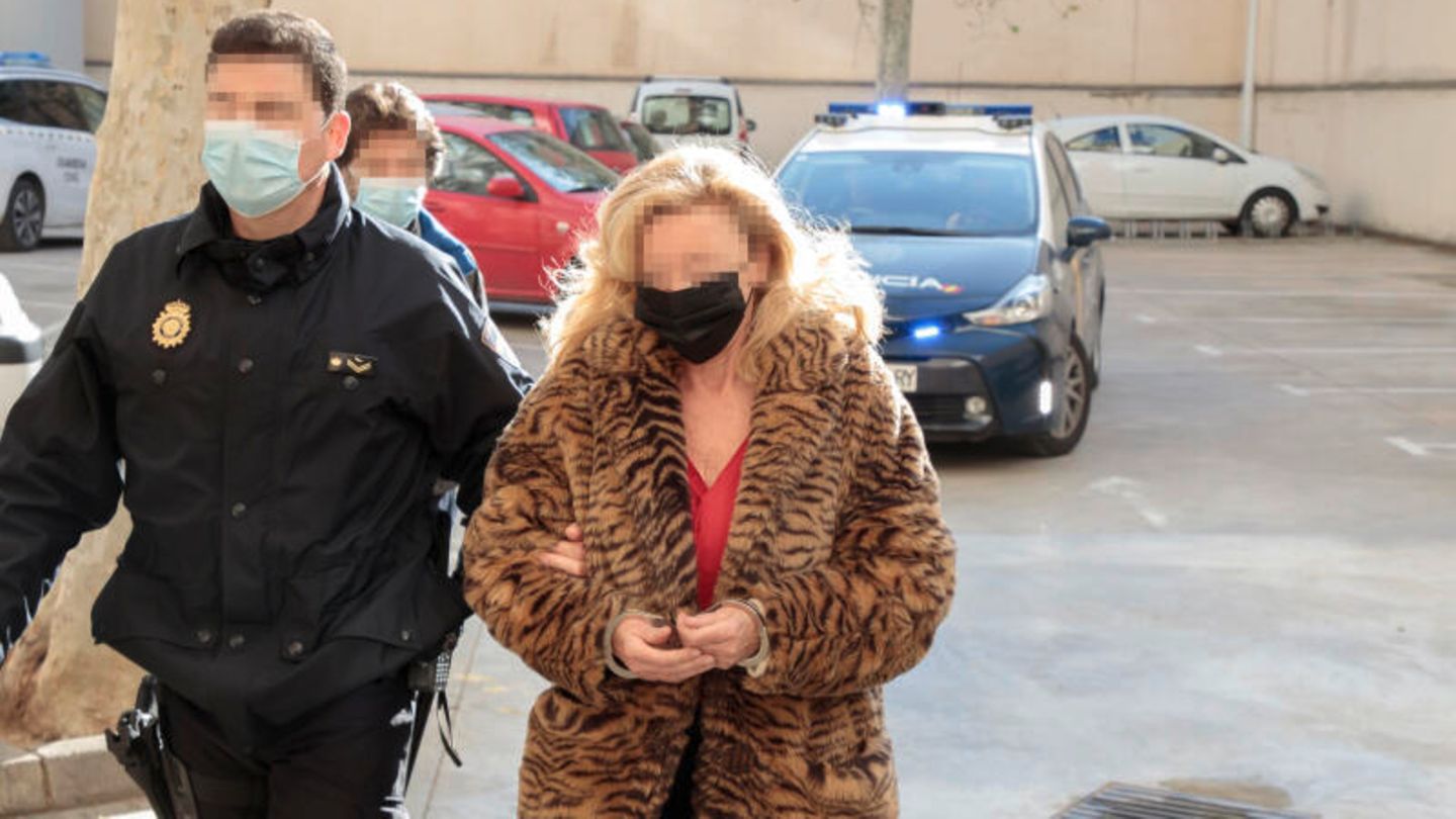 Verbrechen: In einem auffälligen Pelzmantel wurde Inge S. in Palma de Mallorca verhaftet. Der Vorwurf gegen sie war schwer. In einem auffälligen Pelzmantel wurde Inge S. in Palma de Mallorca verhaftet. Der Vorwurf gegen sie war schwer.