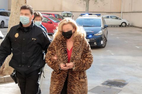 In einem auffälligen Pelzmantel wurde Inge S. in Palma de Mallorca verhaftet. Der Vorwurf gegen sie war schwer.
