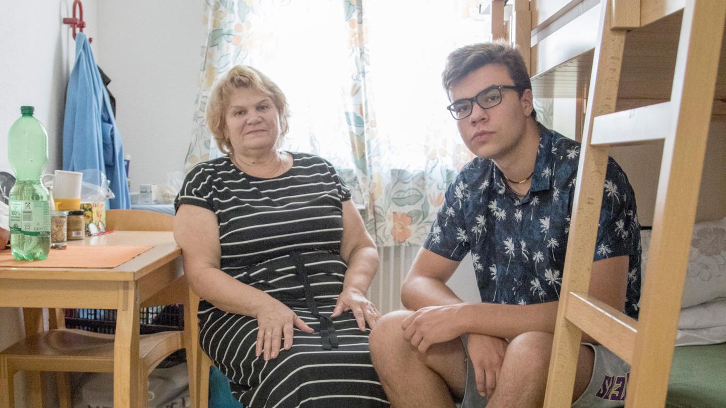 Schneiderin Stanislava Bevluk (68) zusammen mit ihrem Enkel Andrii Datsenko (18). Andrii studiert im dritten Semester und hat wegen des Krieges ein Fernstudium aufgenommen. Stanislavas eine Tochter darf die Ukraine nicht verlassen, weil sie als Wissenschaftlerin im Ministerium für Wirtschaft und Handel in Odessa arbeitet. Ansonsten würde sie ihre Arbeit verlieren. "Das Wichtigste für mich ist, dass mein Enkel hier eine Zukunft hat", sagt Stanislava.