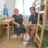 Schneiderin Stanislava Bevluk (68) zusammen mit ihrem Enkel Andrii Datsenko (18). Andrii studiert im dritten Semester und hat wegen des Krieges ein Fernstudium aufgenommen. Stanislavas eine Tochter darf die Ukraine nicht verlassen, weil sie als Wissenschaftlerin im Ministerium für Wirtschaft und Handel in Odessa arbeitet. Ansonsten würde sie ihre Arbeit verlieren. "Das Wichtigste für mich ist, dass mein Enkel hier eine Zukunft hat", sagt Stanislava.