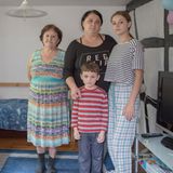 Olesia Shabelnyk (39, Mitte) mit ihrer Mutter Olha Korobkina (65, l.) und den beiden Kindern Damir (5) und Dalila (15). Die vier leben in einem privaten Fachwerkhaus im Odenwald. Olesias Mann ist, wie so viele andere, in der Ukraine geblieben, lebt jetzt in Dnipro, nachdem er Slowjansk verlassen musste. "Für uns begann der Krieg bereits 2014. Als die Russische Föderation (...) in unsere Stadt eindrangen und die Macht übernahmen. Meine Tochter war erst sechs Jahre alt, also ist es der zweite Krieg für sie." Der Mutter fiel die Entscheidung, das Land zu verlassen, schwer.