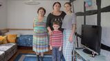 Olesia Shabelnyk (39, Mitte) mit ihrer Mutter Olha Korobkina (65, l.) und den beiden Kindern Damir (5) und Dalila (15). Die vier leben in einem privaten Fachwerkhaus im Odenwald. Olesias Mann ist, wie so viele andere, in der Ukraine geblieben, lebt jetzt in Dnipro, nachdem er Slowjansk verlassen musste. "Für uns begann der Krieg bereits 2014. Als die Russische Föderation (...) in unsere Stadt eindrangen und die Macht übernahmen. Meine Tochter war erst sechs Jahre alt, also ist es der zweite Krieg für sie." Der Mutter fiel die Entscheidung, das Land zu verlassen, schwer.