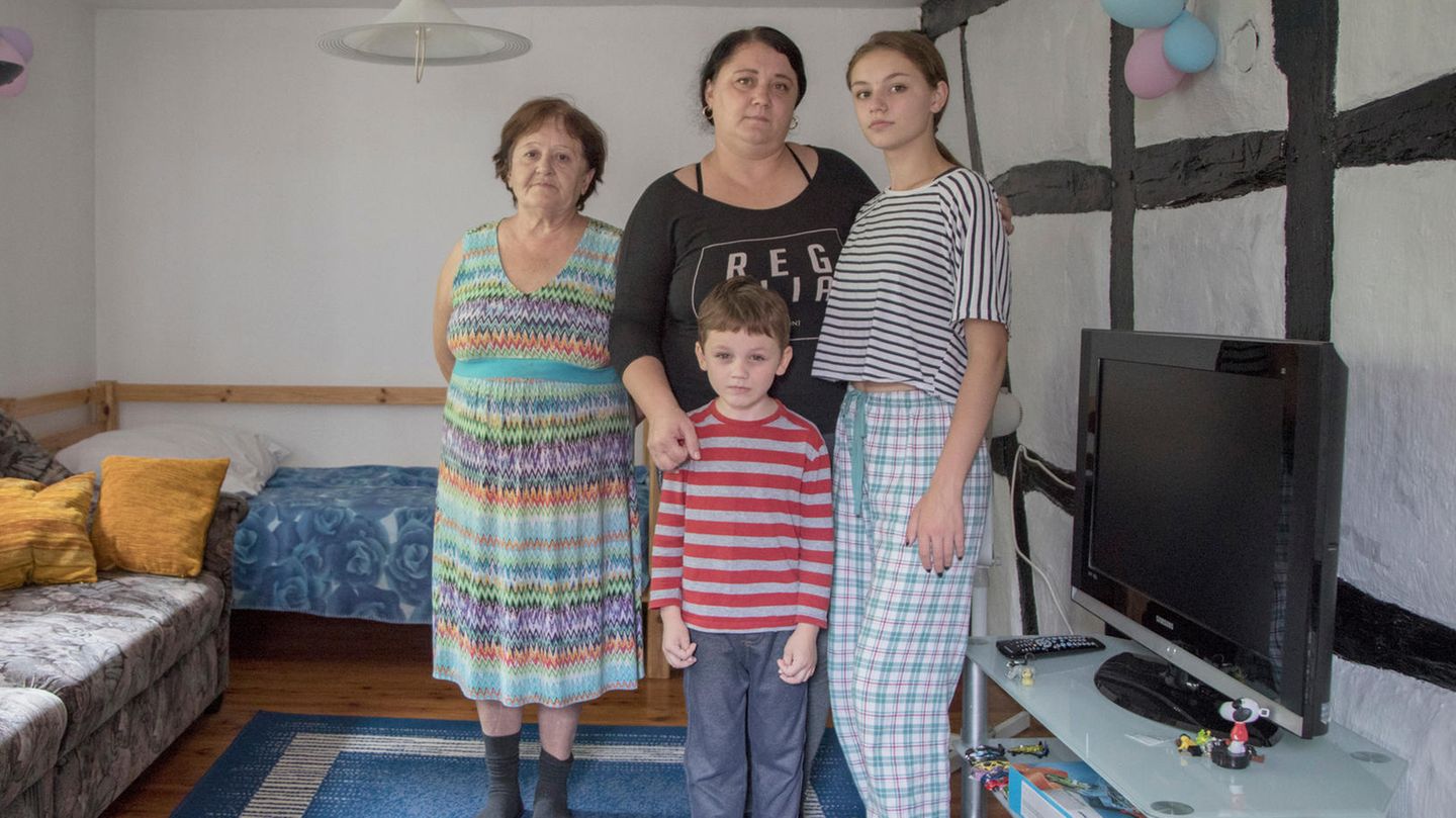 "Für uns begann der Krieg bereits 2014" Olesia Shabelnyk (39, Mitte) mit ihrer Mutter Olha Korobkina (65, l.) und den beiden Kindern Damir (5) und Dalila (15). Die vier leben in einem privaten Fachwerkhaus im Odenwald. Olesias Mann ist, wie so viele andere, in der Ukraine geblieben, lebt jetzt in Dnipro, nachdem er Slowjansk verlassen musste. "Für uns begann der Krieg bereits 2014. Als die Russische Föderation (...) in unsere Stadt eindrangen und die Macht übernahmen. Meine Tochter war erst sechs Jahre alt, also ist es der zweite Krieg für sie." Der Mutter fiel die Entscheidung, das Land zu verlassen, schwer.
