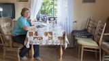 Svitlana Hrinchenko (62) hat Schneiderlehrlinge ausgebildet, bevor sie aus der Ukraine nach Deutschland floh. "Meine ehemaligen Schüler rufen mich oft an und stellen viele Fragen. Ich helfe ihnen per Videochat. Für mich ist das eine psychische Entlastung, ein Stück Heimat." Gerade renoviert sie ihre neue Bleibe im Odenwald. Svitlanas Mann ging vor zehn Jahren nach Russland, der Kontakt ist seitdem abgebrochen. Ihr 35-jähriger Sohn lebt noch in der Ukraine. In Deutschland hat Svitlana eine Nähmaschine und näht Kissen und Vorhänge für die Kinderbetreuung der Diakonie in Höchst.