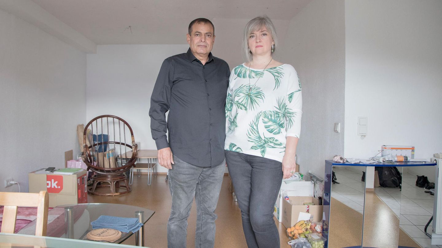 "Größter Traum? In Deutschland zu leben und zu arbeiten." Mohamed Hamouda (59) ist Ingenieur, Svitlana Kotok (45), Verwalterin. Beide kannten sich bereits drei Jahre aus der Ukraine, lebten aber in unterschiedlichen Städten. Auf der Flucht kreuzten sich ihre Wege; der Krieg hat aus den beiden ein Paar gemacht. Mohameds größter Traum: "In Deutschland zu leben und in Deutschland zu arbeiten."