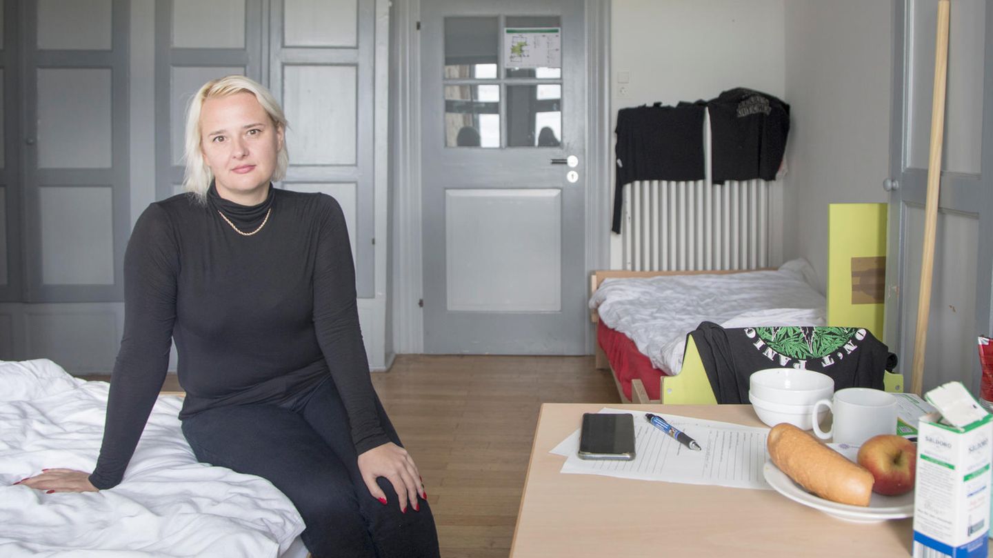 Alina Korotych (41), Journalistin und Yogalehrerin, floh aus Odessa nach Deutschland. Sie und ihr Freund haben schon einmal die Unterkunft gewechselt, auch aus der Jugendherberge Burg Hohensolms mussten sie wieder raus. Eine dauerhafte Bleibe zu finden, ist Alinas neues Hobby, wie sie sagt. "Es ist so verrückt, was dieser Krieg mit der ganzen Welt macht", findet sie.