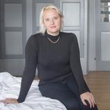 Alina Korotych (41), Journalistin und Yogalehrerin, floh aus Odessa nach Deutschland. Sie und ihr Freund haben schon einmal die Unterkunft gewechselt, auch aus der Jugendherberge Burg Hohensolms mussten sie wieder raus. Eine dauerhafte Bleibe zu finden, ist Alinas neues Hobby, wie sie sagt. "Es ist so verrückt, was dieser Krieg mit der ganzen Welt macht", findet sie.