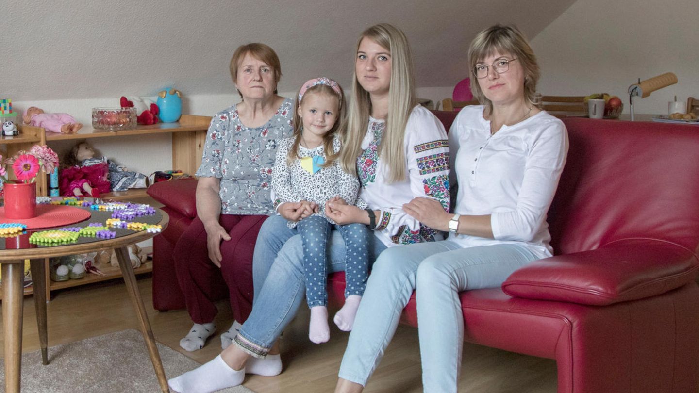 "Du siehst deine Tasche und weißt nicht, was du hineinpacken sollst" Kateryna Polska (29) ist mit ihrer Mutter Vita Nezhyd (49, r.), ihrer Großmutter Nadiia Nezhyd (69, l.) und Tochter Mariana (2) in der privaten Wohnung im Odenwald untergekommen. "Als wir nach Deutschland kamen, hatten wir große Angst (...) jetzt beginnt ein neues Leben, eine neue Chance", sagt sie. Die Frauen sind aus Charkiw geflüchtet. Kateryna entschied sich dazu, die Ukraine zu verlassen, weil sie ihre Tochter schützen wollte. Die Entscheidung fiel ihr dennoch nicht leicht. "Du siehst deine Tasche und weißt nicht, was du hineinpacken sollst. (...) Ich habe daran gedacht, meine Tochter mitzunehmen. Sie ist der Talisman für mein ganzes Leben."