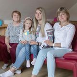 Kateryna Polska (29) ist mit ihrer Mutter Vita Nezhyd (49, r.), ihrer Großmutter Nadiia Nezhyd (69, l.) und Tochter Mariana (2) in der privaten Wohnung im Odenwald untergekommen. "Als wir nach Deutschland kamen, hatten wir große Angst (...) jetzt beginnt ein neues Leben, eine neue Chance", sagt sie. Die Frauen sind aus Charkiw geflüchtet. Kateryna entschied sich dazu, die Ukraine zu verlassen, weil sie ihre Tochter schützen wollte. Die Entscheidung fiel ihr dennoch nicht leicht. "Du siehst deine Tasche und weißt nicht, was du hineinpacken sollst. (...) Ich habe daran gedacht, meine Tochter mitzunehmen. Sie ist der Talisman für mein ganzes Leben."