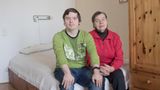 Zhenya Yevhen Holubentsev (31) ist mit seiner Mutter Nadiia Holubentseva (76) aus der Ukraine geflohen. Als Künstler arbeitet er im Kunsthaus KAT18 in Köln. Kunstwerke, die er während der Besatzungszeit gemalt hat, hat er mit nach Deutschland genommen. Freunde halfen ihnen bei der Flucht. "Für uns ist das ein Neuanfang."
