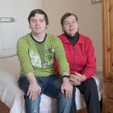 Zhenya Yevhen Holubentsev (31) ist mit seiner Mutter Nadiia Holubentseva (76) aus der Ukraine geflohen. Als Künstler arbeitet er im Kunsthaus KAT18 in Köln. Kunstwerke, die er während der Besatzungszeit gemalt hat, hat er mit nach Deutschland genommen. Freunde halfen ihnen bei der Flucht. "Für uns ist das ein Neuanfang."