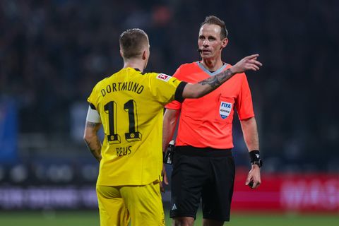 Reichlich Diskussionsbedarf hatten die Dortmunder um Kapitän Marco Reus mit Schiedsrichter Sascha Stegemann