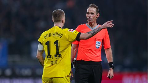 Reichlich Diskussionsbedarf hatten die Dortmunder um Kapitän Marco Reus mit Schiedsrichter Sascha Stegemann