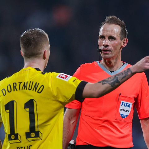Reichlich Diskussionsbedarf hatten die Dortmunder um Kapitän Marco Reus mit Schiedsrichter Sascha Stegemann