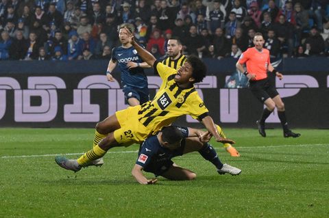 Dortmunder Frustmoment: Karim Adeyemi wird im Bochumer Strafraum von Danilo Soares zu Fall gebracht. Schiedsrichter Sascha Stegemann ließ weiterlaufen, schaute sich die Szene auch nicht nochmal an.