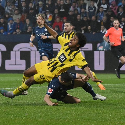 Dortmunder Frustmoment: Karim Adeyemi wird im Bochumer Strafraum von Danilo Soares zu Fall gebracht. Schiedsrichter Sascha Stegemann ließ weiterlaufen, schaute sich die Szene auch nicht nochmal an.