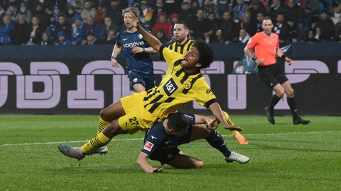 Dortmunder Frustmoment: Karim Adeyemi wird im Bochumer Strafraum von Danilo Soares zu Fall gebracht. Schiedsrichter Sascha Stegemann ließ weiterlaufen, schaute sich die Szene auch nicht nochmal an.