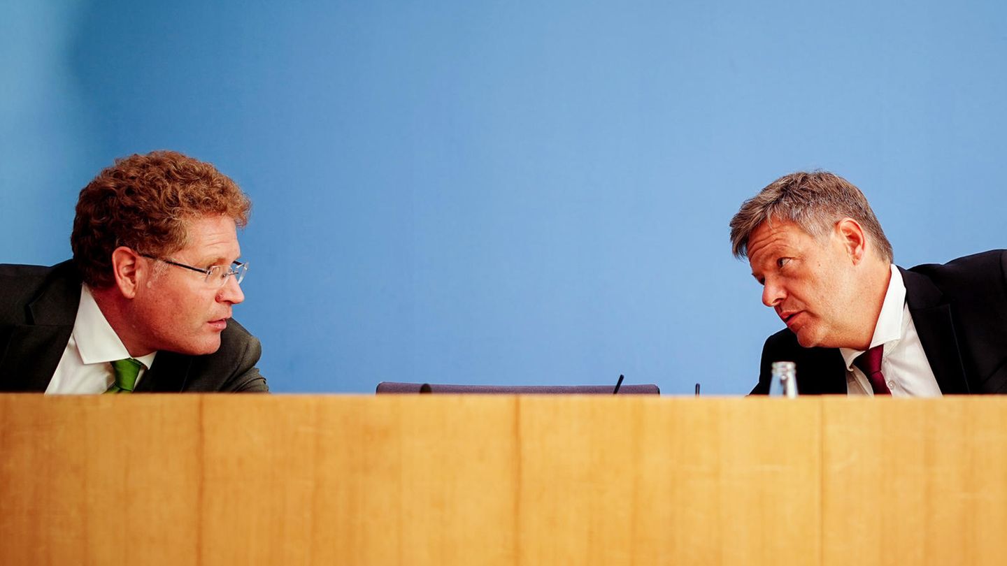Posten-Affäre: Redebedarf: Staatssekretär Patrick Graichen und Bundeswirtschaftsminister Robert Habeck. Redebedarf: Staatssekretär Patrick Graichen und Bundeswirtschaftsminister Robert Habeck.