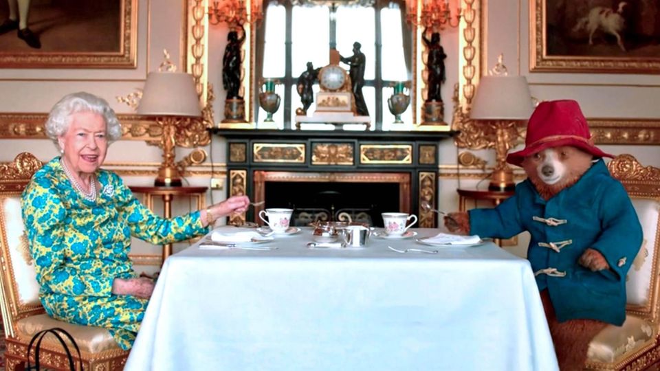 Royals: Die verstorbene Königin trinkt Tee mit Paddington Bear. Die verstorbene Königin trinkt Tee mit Paddington Bear.