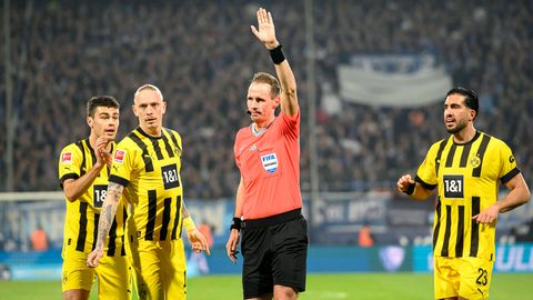 Alles reklamieren half nichts: Sascha Stegemann verweigerte Borussioa Dortmund beim Spiel in Bochum einen Elfmeter – und gestand seinen Fehler am Folgetag ein.