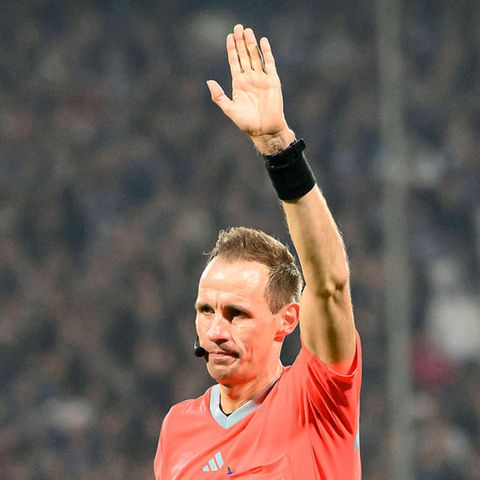 Alles reklamieren half nichts: Sascha Stegemann verweigerte Borussioa Dortmund beim Spiel in Bochum einen Elfmeter – und gestand seinen Fehler am Folgetag ein.