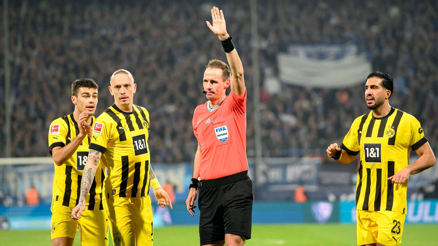Alles reklamieren half nichts: Sascha Stegemann verweigerte Borussioa Dortmund beim Spiel in Bochum einen Elfmeter – und gestand seinen Fehler am Folgetag ein.