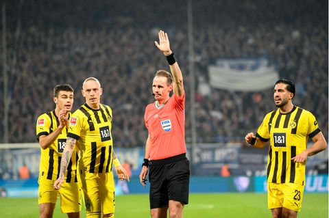 Alles reklamieren half nichts: Sascha Stegemann verweigerte Borussioa Dortmund beim Spiel in Bochum einen Elfmeter – und gestand seinen Fehler am Folgetag ein.