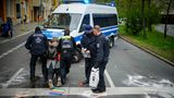 Polizisten schleifen den letzten von drei Klimaaktivisten an einer Straße im Bezirk Berlin Schöneberg zu einem Mannschaftswagen. Am zweiten Protesttag, an dem die Letzte Generation Aktionen in der gesamten Hauptstadt abhält, zeigen sich die Sprecher der Bewegung optimistisch. In einer Pressemeldung teilen sie mit, dass viele Aktivisten von den Einsatzkräften entfernt wurden, ohne in Gewahrsam genommen worden zu sein. "Die Kapazitäten von Polizei und Justiz kommen bereits an ihre Grenzen", sagt Sprecherin Carla Hinrichs.