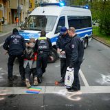 Polizisten schleifen den letzten von drei Klimaaktivisten an einer Straße im Bezirk Berlin Schöneberg zu einem Mannschaftswagen. Am zweiten Protesttag, an dem die Letzte Generation Aktionen in der gesamten Hauptstadt abhält, zeigen sich die Sprecher der Bewegung optimistisch. In einer Pressemeldung teilen sie mit, dass viele Aktivisten von den Einsatzkräften entfernt wurden, ohne in Gewahrsam genommen worden zu sein. "Die Kapazitäten von Polizei und Justiz kommen bereits an ihre Grenzen", sagt Sprecherin Carla Hinrichs.