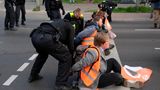 Bei der Sitzblockade der Klimaaktivisten an der Kreuzung an der Landsberger Allee ...