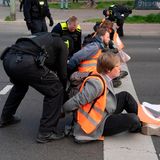 Bei der Sitzblockade der Klimaaktivisten an der Kreuzung an der Landsberger Allee ...