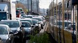 ... brauchen Auto-, Bahnfahrer und Kunden der Tram viel Geduld. Die CDU fordert ein härteres Strafmaß gegen die Klimaaktivisten. Ihr Vorschlag: Protestler mit einer Bewährungsstrafe sollen keine weitere bekommen können. Der Antrag wurde im Bundestag von allen anderen Fraktionen zurückgewiesen.