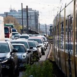 ... brauchen Auto-, Bahnfahrer und Kunden der Tram viel Geduld. Die CDU fordert ein härteres Strafmaß gegen die Klimaaktivisten. Ihr Vorschlag: Protestler mit einer Bewährungsstrafe sollen keine weitere bekommen können. Der Antrag wurde im Bundestag von allen anderen Fraktionen zurückgewiesen.