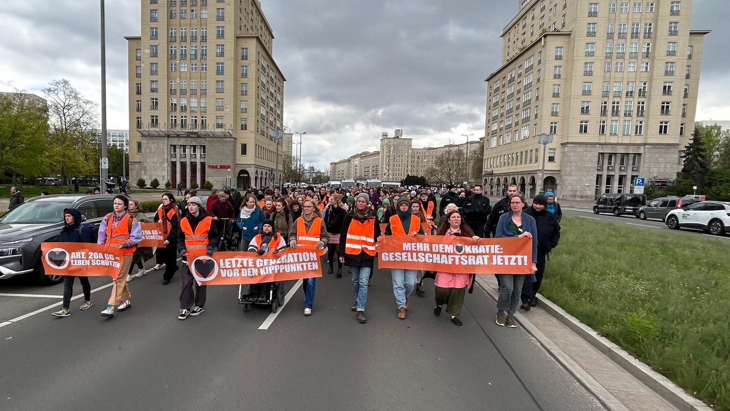 26. April: Marschieren statt kleben "Heute gehen wir mit einem Protestmarsch auf die Straßen Berlins", teilt die Letzte Generation mit. Es werde nicht geklebt, die Polizei wisse, dass die Aktivisten ihr Wort halten. Mit Transparenten marschieren die Klimaprotestler unter anderem durch die Frankfurter Allee – um ihrer Verzweiflung Ausdruck zu verleihen, "dass unsere Regierung uns weiter in Richtung Klimakollaps führt".