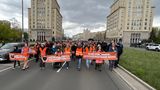 "Heute gehen wir mit einem Protestmarsch auf die Straßen Berlins", teilt die Letzte Generation mit. Es werde nicht geklebt, die Polizei wisse, dass die Aktivisten ihr Wort halten. Mit Transparenten marschieren die Klimaprotestler unter anderem durch die Frankfurter Allee – um ihrer Verzweiflung Ausdruck zu verleihen, "dass unsere Regierung uns weiter in Richtung Klimakollaps führt".