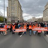 "Heute gehen wir mit einem Protestmarsch auf die Straßen Berlins", teilt die Letzte Generation mit. Es werde nicht geklebt, die Polizei wisse, dass die Aktivisten ihr Wort halten. Mit Transparenten marschieren die Klimaprotestler unter anderem durch die Frankfurter Allee – um ihrer Verzweiflung Ausdruck zu verleihen, "dass unsere Regierung uns weiter in Richtung Klimakollaps führt".