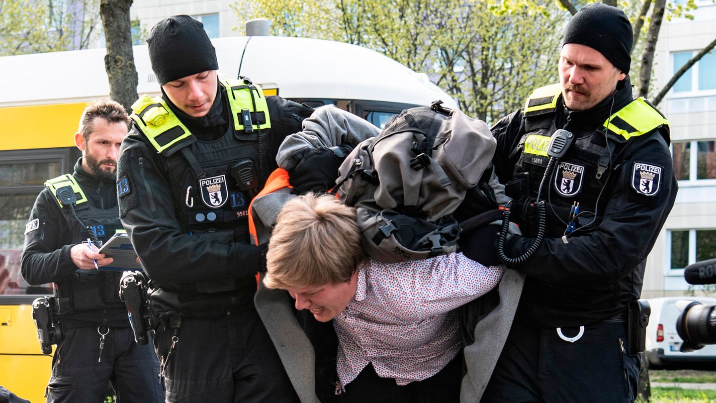 Ruppig wird es für diese Aktivistin, die kurzzeitig von der Polizei festgenommen wird. Unterdessen konfrontieren Unterstützer der Letzten Generation die Bundestagsabgeordneten am Reichstag mit der Frage: "Warum lässt das Parlament zu, dass die Regierung die Verfassung bricht?"