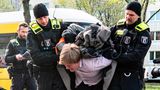 Ruppig wird es für diese Aktivistin, die kurzzeitig von der Polizei festgenommen wird. Unterdessen konfrontieren Unterstützer der Letzten Generation die Bundestagsabgeordneten am Reichstag mit der Frage: "Warum lässt das Parlament zu, dass die Regierung die Verfassung bricht?"
