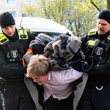 Ruppig wird es für diese Aktivistin, die kurzzeitig von der Polizei festgenommen wird. Unterdessen konfrontieren Unterstützer der Letzten Generation die Bundestagsabgeordneten am Reichstag mit der Frage: "Warum lässt das Parlament zu, dass die Regierung die Verfassung bricht?"