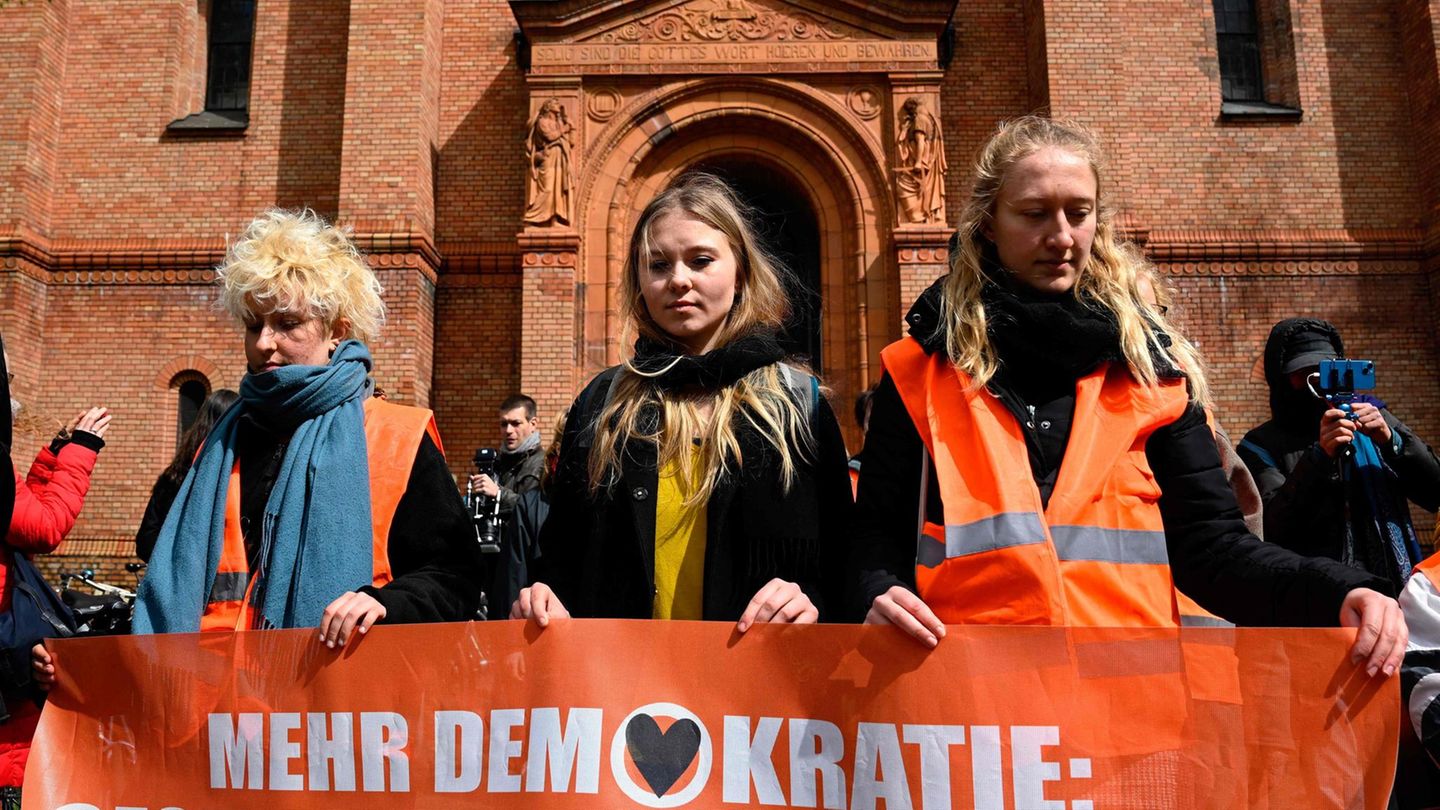 26. April: Christlicher Start Startpunkt des Protestzuges ist die St. Thomas Kirche in Kreuzberg. In der evangelischen Kirche hatten die Aktivisten den Klimaprotest vor einer Woche mit einer Pressekonferenz eröffnet. Mitglieder des evangelischen Kirchenkreises stellen sich hinter die Aktivisten, um die "Schöpfung zu bewahren".