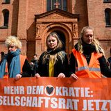 Startpunkt des Protestzuges ist die St. Thomas Kirche in Kreuzberg. In der evangelischen Kirche hatten die Aktivisten den Klimaprotest vor einer Woche mit einer Pressekonferenz eröffnet. Mitglieder des evangelischen Kirchenkreises stellen sich hinter die Aktivisten, um die "Schöpfung zu bewahren".