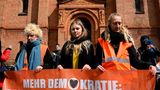 Startpunkt des Protestzuges ist die St. Thomas Kirche in Kreuzberg. In der evangelischen Kirche hatten die Aktivisten den Klimaprotest vor einer Woche mit einer Pressekonferenz eröffnet. Mitglieder des evangelischen Kirchenkreises stellen sich hinter die Aktivisten, um die "Schöpfung zu bewahren".