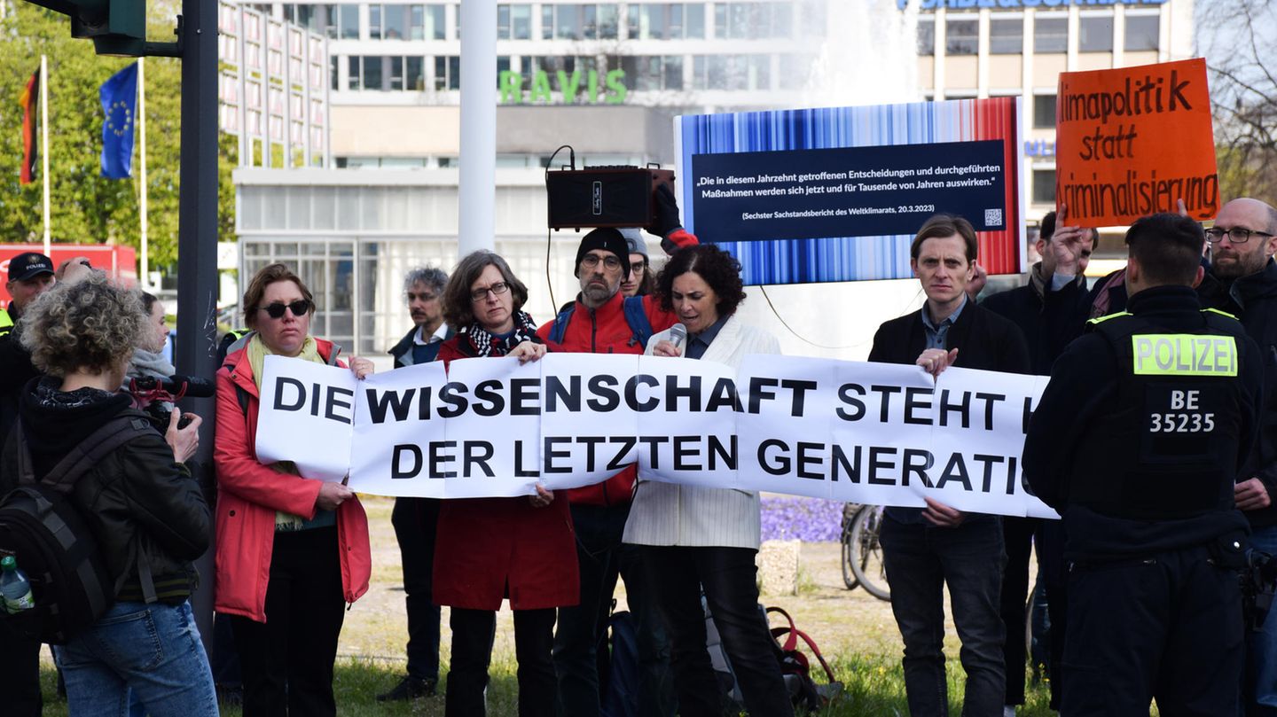 28. April: Wissenschaftlicher Rückhalt Unterstützt wird die Letzte Generation bei ihrem Protest in Berlin von mehreren Wissenschaftlern, die an dem Protestmarsch durch die Bundeshauptstadt teilnehmen. Viele fühlen sich von der Regierung missachtet und sehen keine andere Möglichkeit, als sich auf der Straße Gehör zu verschaffen.