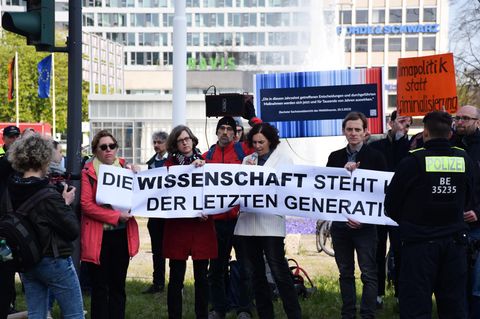Unterstützt wird die Letzte Generation bei ihrem Protest in Berlin von mehreren Wissenschaftlern, die an dem Protestmarsch durch die Bundeshauptstadt teilnehmen. Viele fühlen sich von der Regierung missachtet und sehen keine andere Möglichkeit, als sich auf der Straße Gehör zu verschaffen.